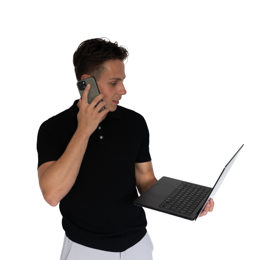 Social media expert aan het bellen